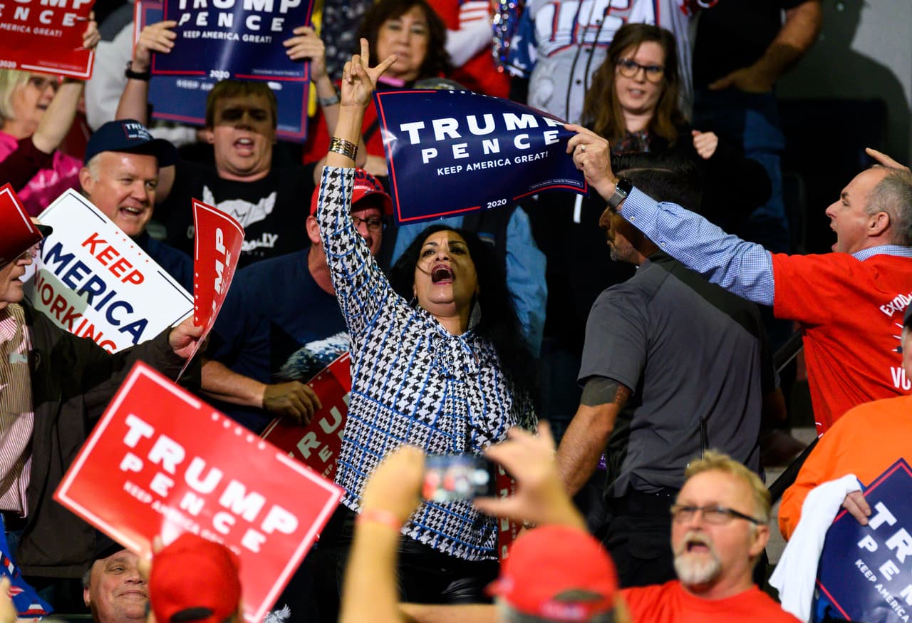 Esta mujer también hizo críticas al presidente en el mitin de Minneapolis, ante lo cual fue abucheada por los seguidores de Trump.