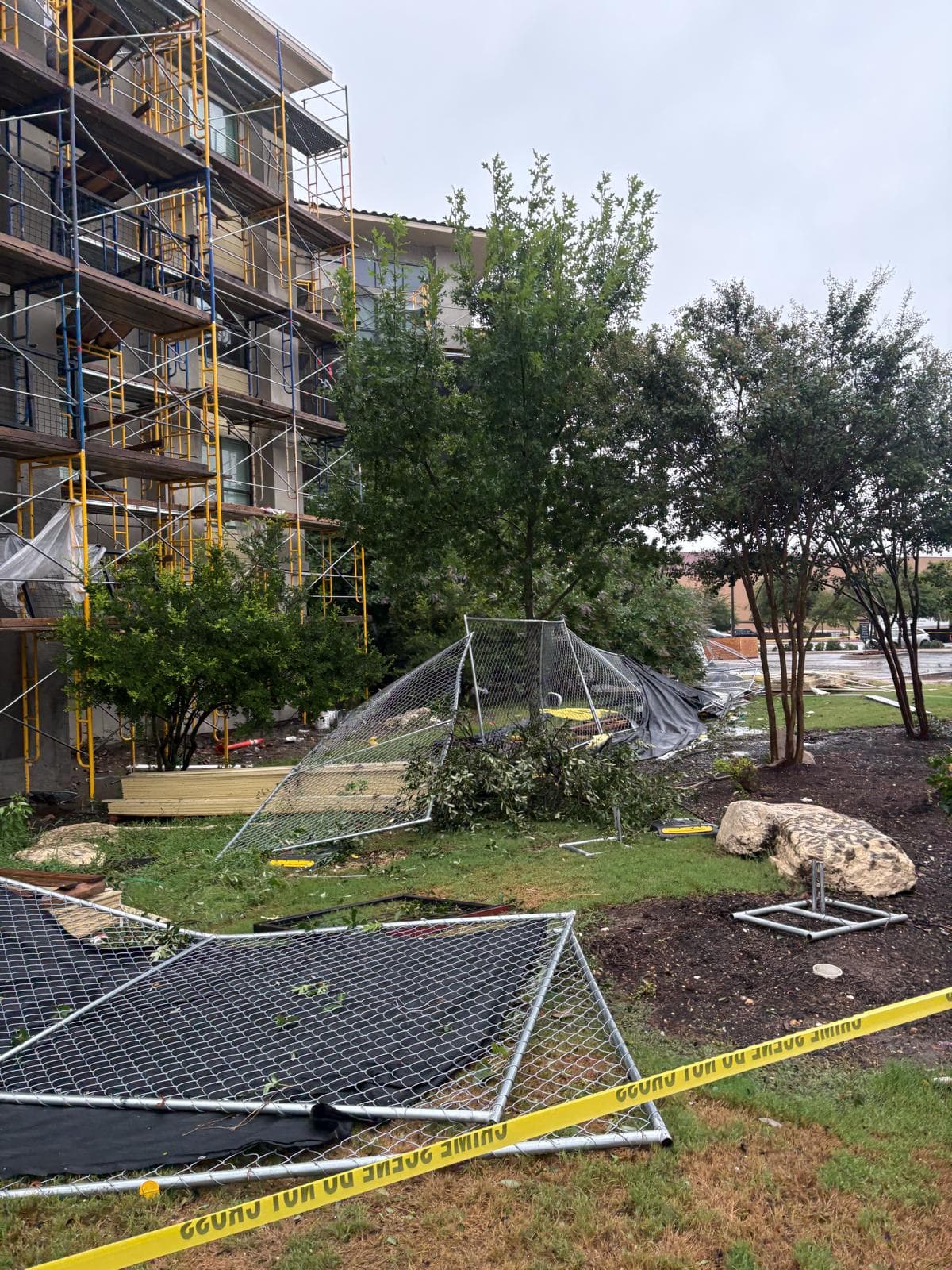 El Departamento de Bomberos de San Antonio acudió a evaluar múltiples propiedades en The Rim tras el reporte de que un tornado tocó tierra en el área.
<br>
<br>No se han reportado personas lesionadas.