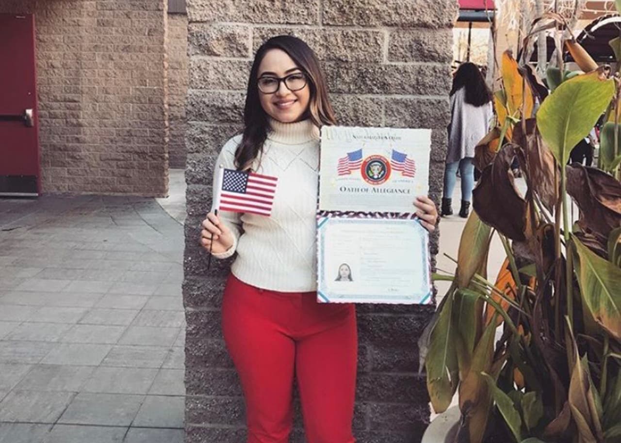 Votante primeriza asegura que su voto fue por todas las mujeres hispanas que no pueden votar