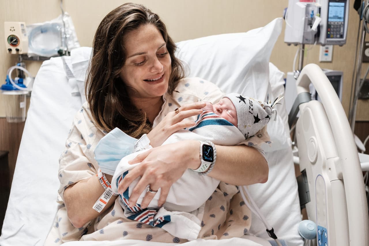 Los padres recibieron a su bebé, así como una sesión de fotos para conmemorar el evento.