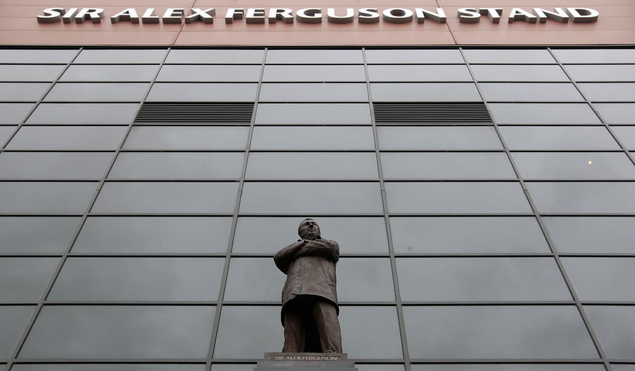Sir Alex Ferguson develó su estatua afuera de Old Trafford; esta figura es un homenaje a todos sus logros futbolísticos.