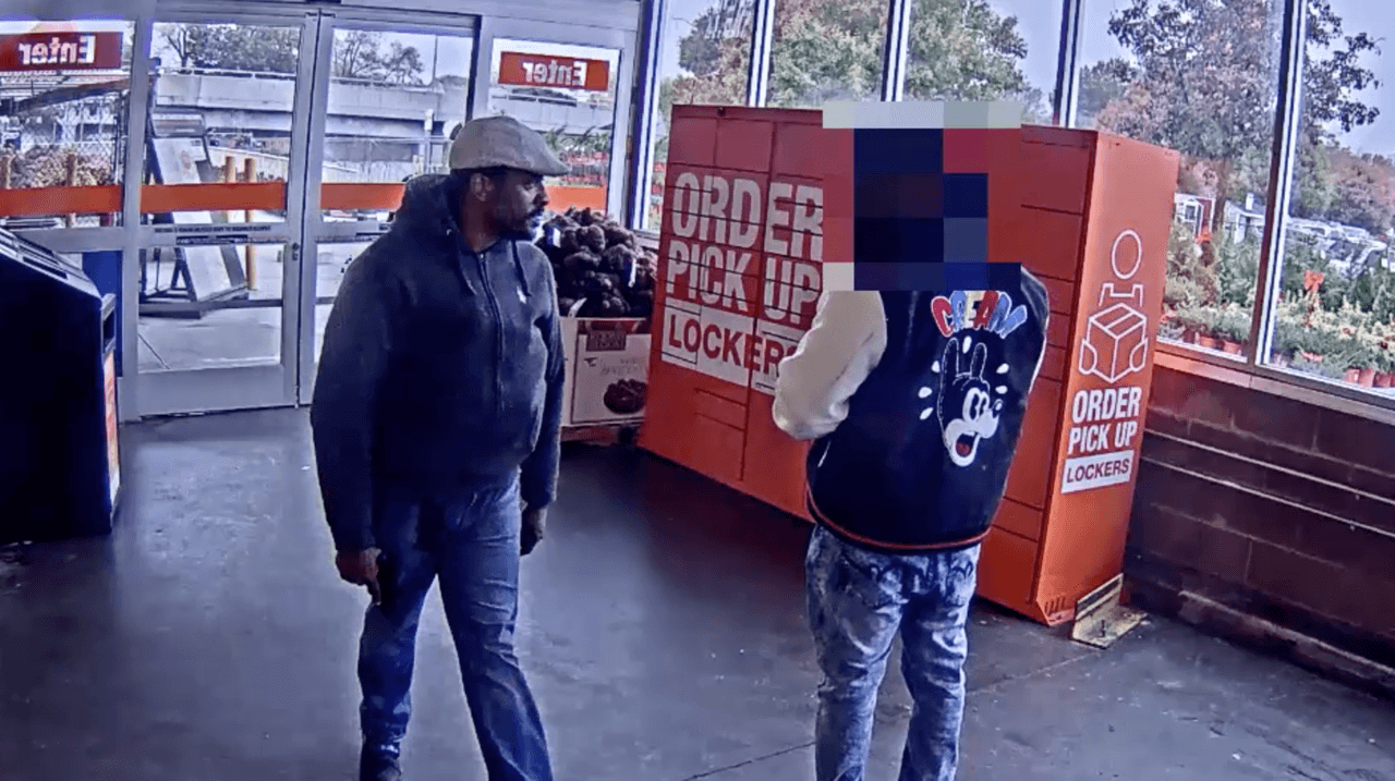 Roba cargadores de celulares de Home Depot y luego muestra arma al guardia de seguridad de la tienda