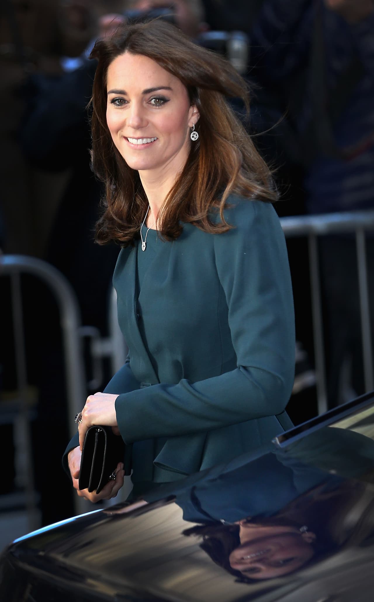 Kate Middleton con su adorable traje azul oscuro.