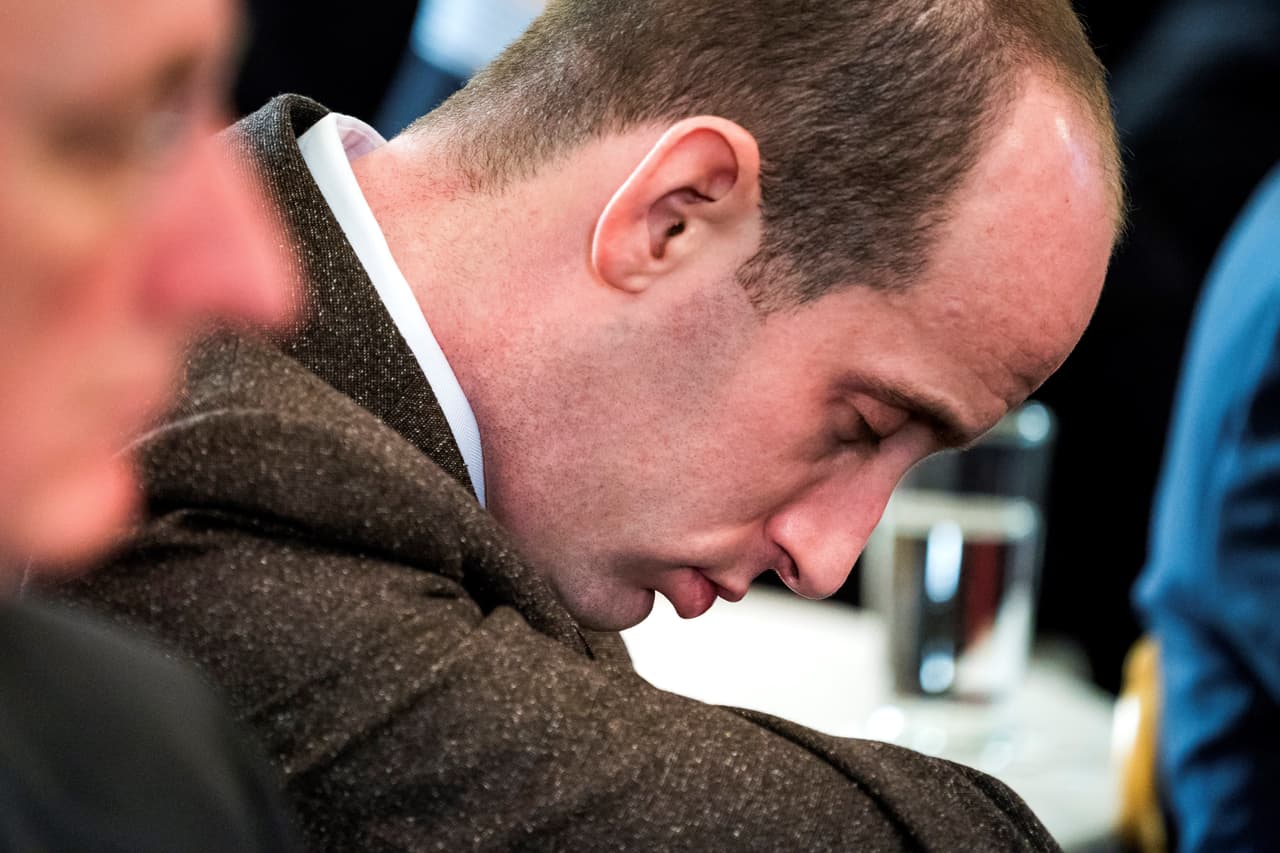 JL01. WASHINGTON (ESTADOS UNIDOS), 26/02/2018.- El asesor en inmigración del presidente, Stephen Miller, duerme mientras el presidente estadounidense, Donald Trump, ofrece un discurso sobre cómo combatir los tiroteos masivos en institutos, durante una reunión con los gobernadores en la Casa Blanca de Washington DC (Estados Unidos) hoy, 26 de febrero de 2018.EFE/ Jim Lo Scalzo