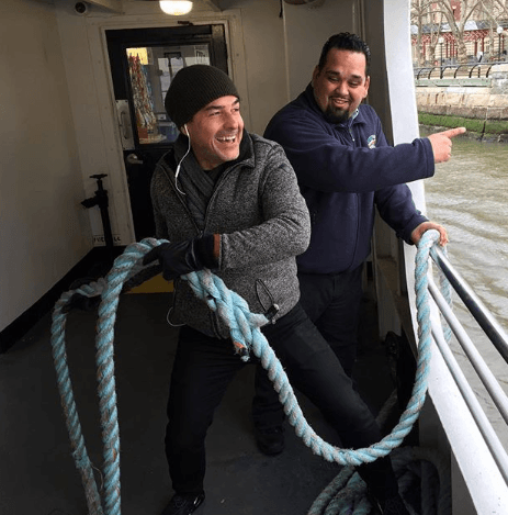 Aqui casual, Carlos Calderón amarrando el ferry de Liberty Island en NYC con el próximo capitán José Rivera.
<br>