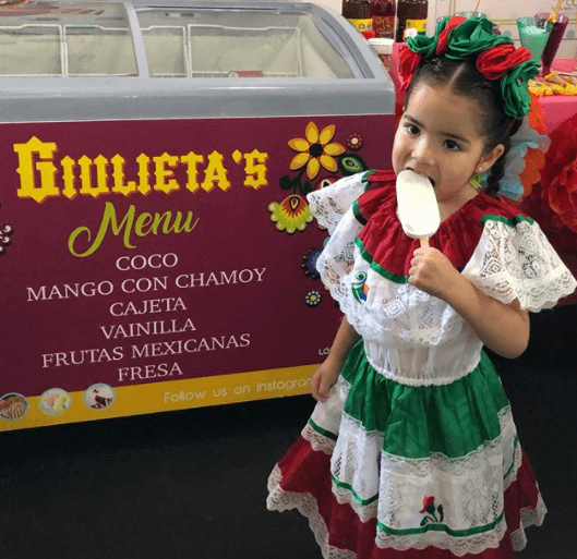 Siguiendo el ejemplo de mamá, Giulietta aprovechó para refrescarse un poco con una paleta.
