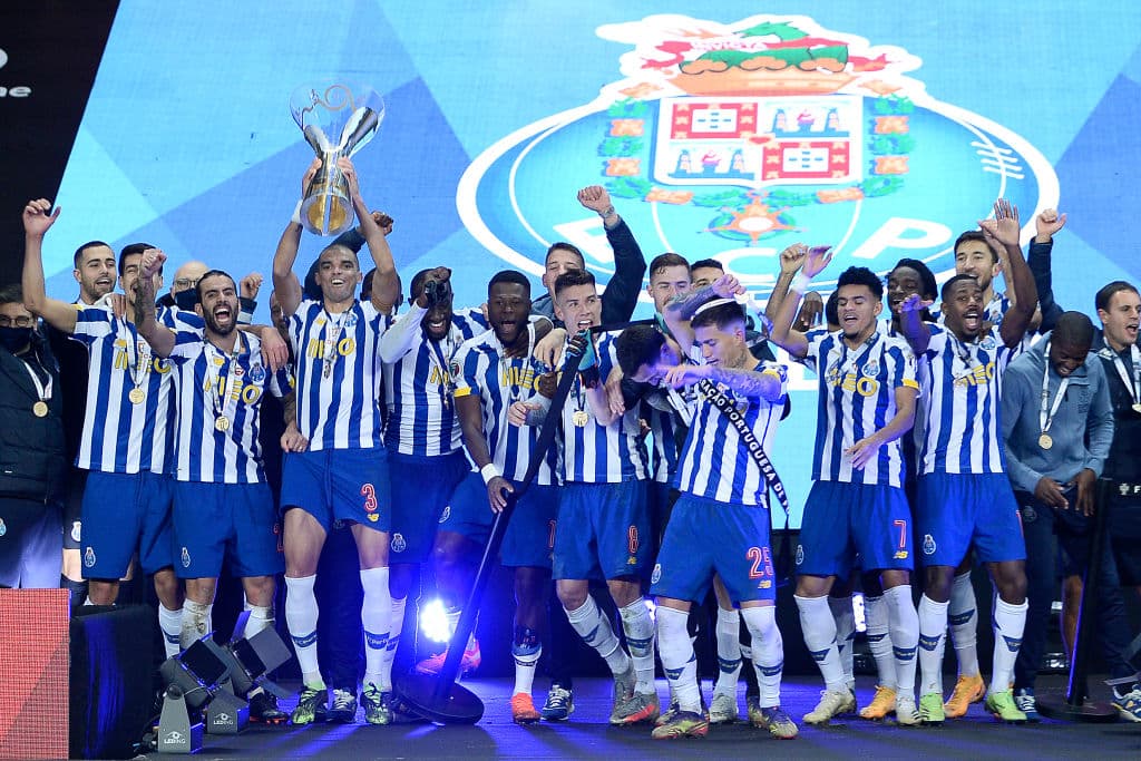 ¡Así festejó el Porto de Tecatito el triplete de Portugal! | Las espectaculares postales de la celebración de la vigesimosegunda Supercopa de los Dragones.