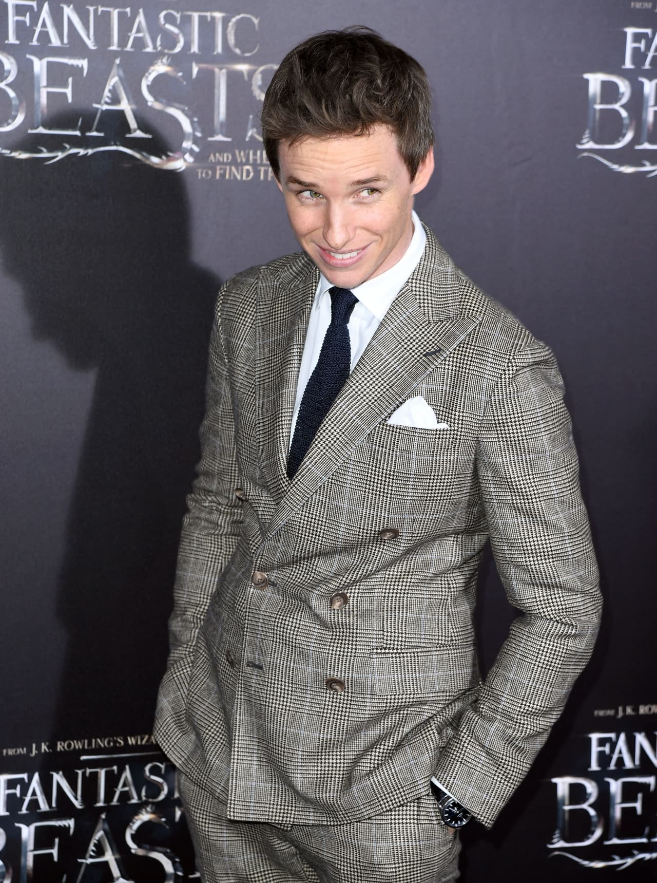 Eddie Redmayne medio tímido ante las cámaras.