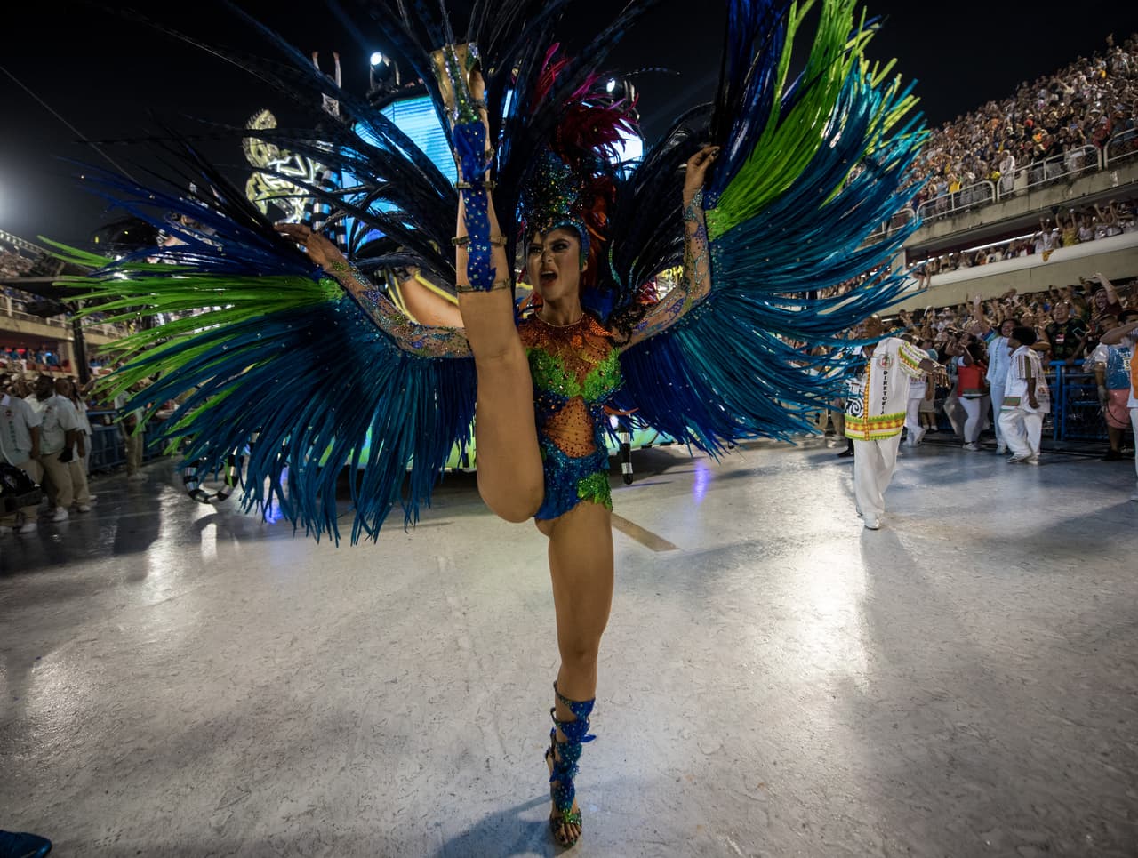 Esta fiesta tiene raíces católicas y europeas. En Brasil el primer baile de máscaras de Río se organizó en 1849, seguido de otro en la década de 1870.