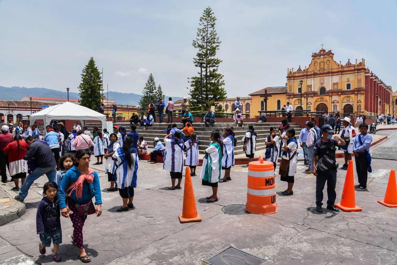 Habitantes de Chiapas realizan distanciamiento social, mientras esperan un subsidio del gobierno local, debido a la pandemia de coronavirus en la ciudad de San Cristóbal de las Casas.