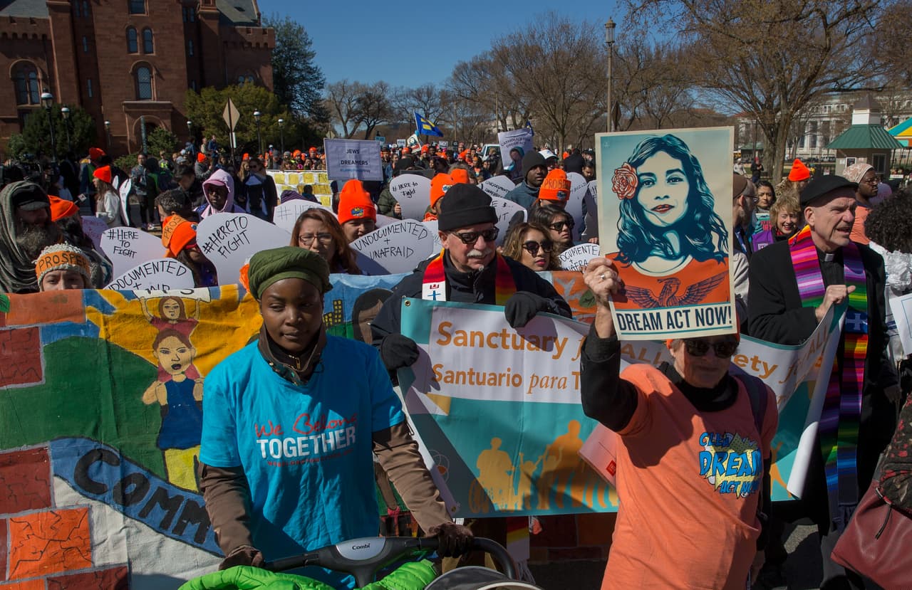 Congresistas anuncian investigación bipartidista por demoras en trámites de reinscripción de DACA