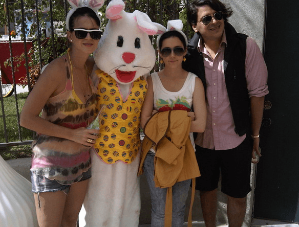En el 2010 Katy Perro celebró el Día de Pascua en su casa junto a su familia y amistades.