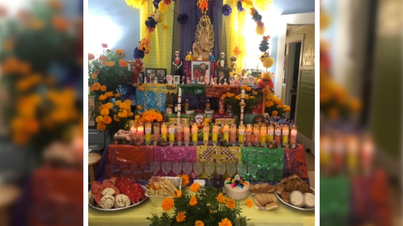 "La ofrenda de la familia Garcia Reyes, recordando nuestros seres queridos, que una parte de ellos no se ha ido por completo", escribe Olivia Reyes, quien nos muestra su altar.