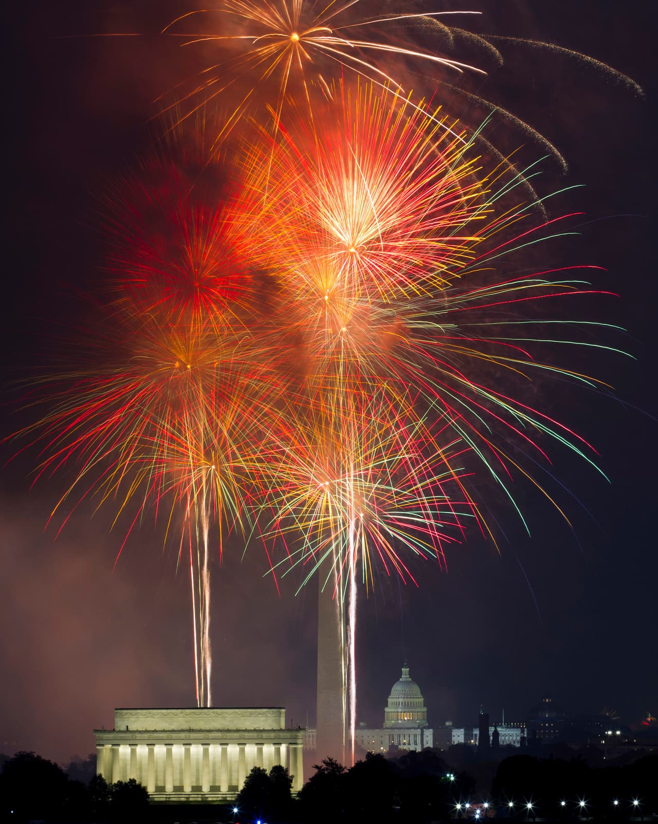 A la izquierda el monumento a Washington, al fondo el Capitolio Federal y arriba los fuegos iluminando el cielo de la capital estadounidense