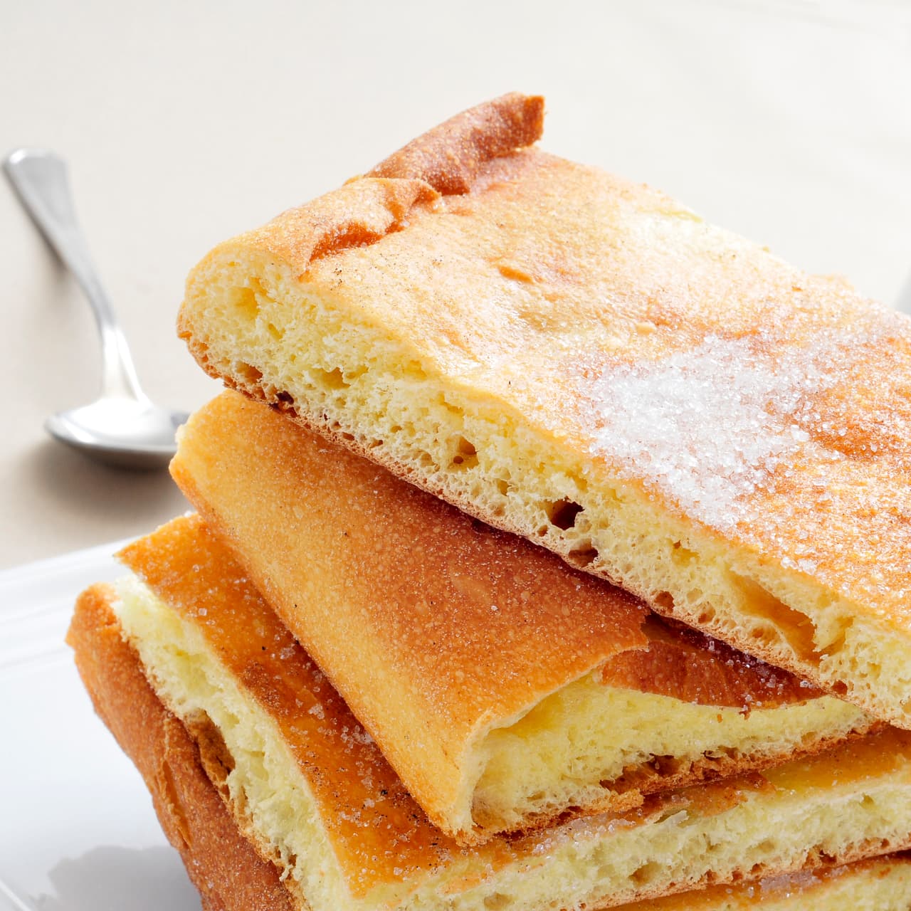 Coca de llanda con manzana. Este pecado traído de Valencia, España, requiere ralladura de limón y de manzana, mezclada con naranja, harina y leche. No se necesita mucho esfuerzo y maravillará a quien le dé una mordida.