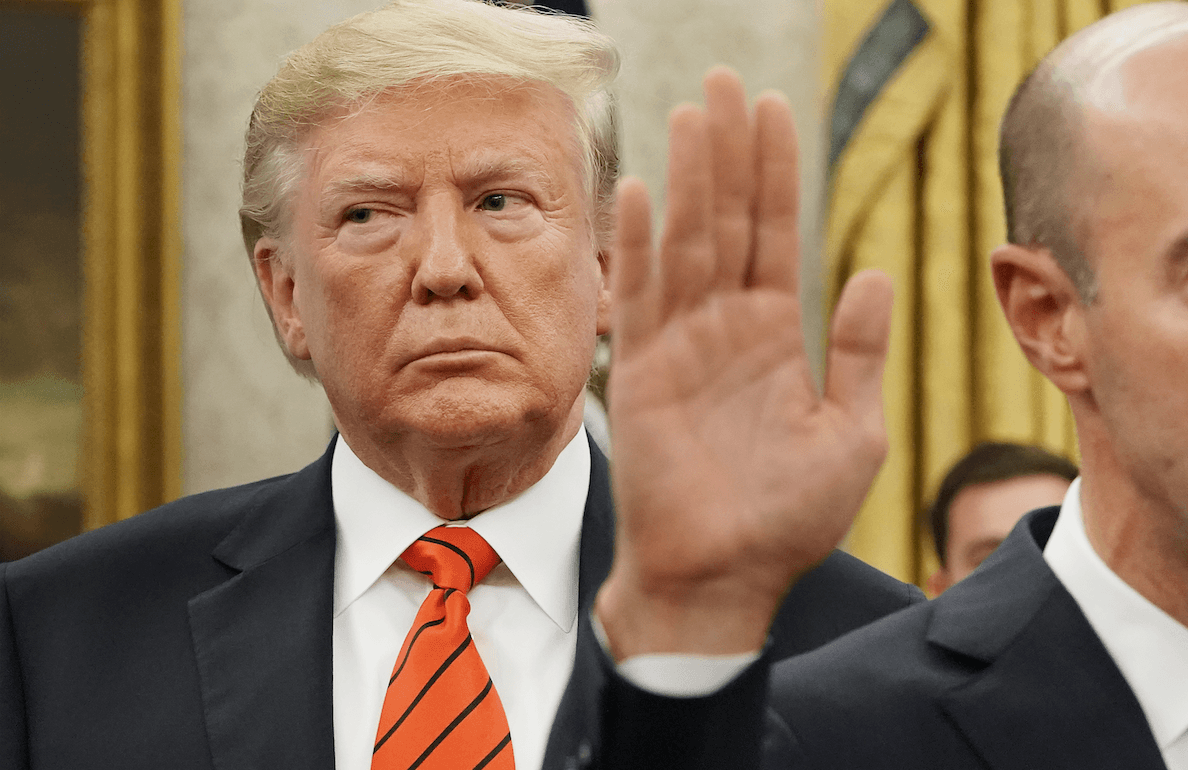 Trump quiere saber quién denunció su llamada a Ucrania, ¿puede hacerlo sin violar la ley?