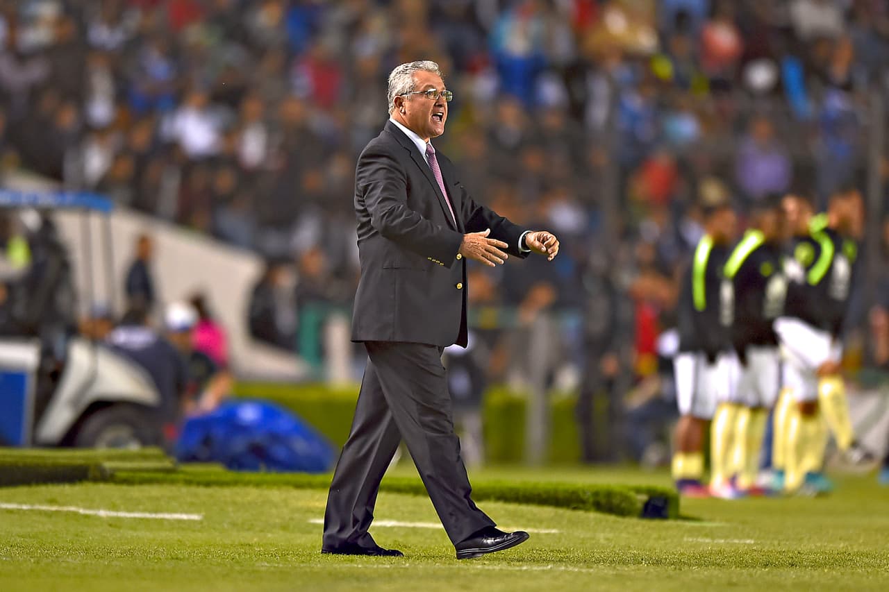 Su manejo de grupos es legendario y suele decir una frase en sus momentos de triunfo: "suerte te dé Dios que el saber nada importa". Pues él tiene en los bolsillos ambas cosas; suerte y saber.