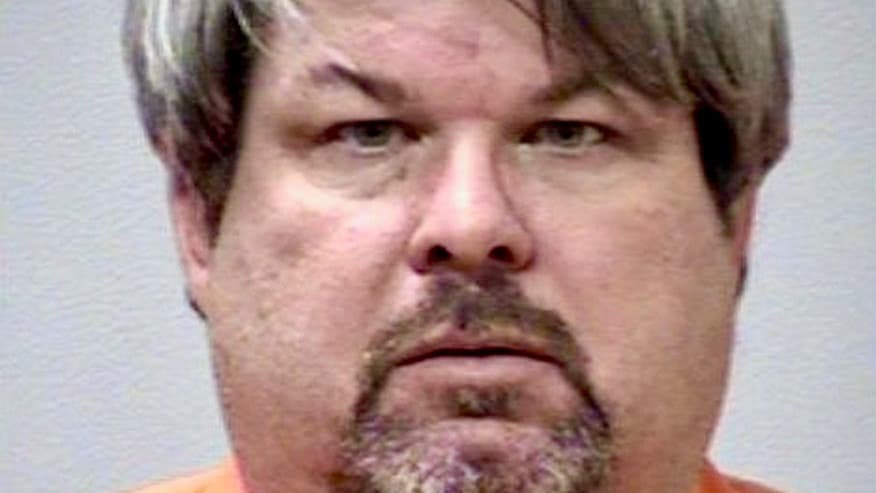 <h3 class="cms-h3-H3">Masacre sobre ruedas</h3>
<br>
<br>En la tarde del día 20 de febrero de 2016, el chofer de Uber
<b> Jason Brian Dalton </b>de 45 años de edad, transportaba pasajeros a bordo de su vehículo. Entre cada pasajero, sin embargo, Dalton se dedicó a disparar a transeúntes inocentes, aparentemente al azar y sin explicación, matando a seis personas e hiriendo a otras dos de gravedad.
<br>
<br>La última de sus víctimas fue acribillada en el estacionamiento de un restaurante a las 10:15 PM, sin embargo, Dalton continuó transportando pasajeros hasta las 12:40 AM cuando fue finalmente capturado. La oficina del Sheriff del condado de Kalamazoo en Michigan donde ocurrió la masacre, estima que esa fatídica tarde Dalton disparó más de 30 balas.
<br>