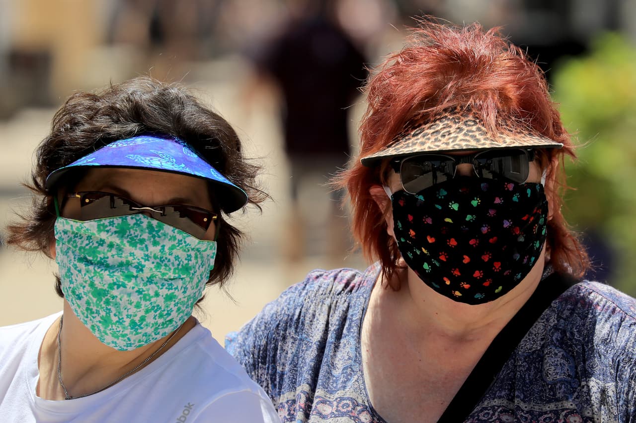 El estado alienta a los residentes a utilizar mascarillas o tapabocas mientras salen de sus casas; asimismo, deben continuar las medidas de distanciamiento social.