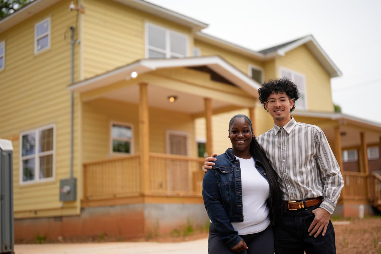 Phileena Daniel y Oswaldo Herrera, propietarios de una vivienda, posan para una foto en Langston Park, el 13 de abril de 2026, en Atlanta. (Foto AP/Mike Stewart)