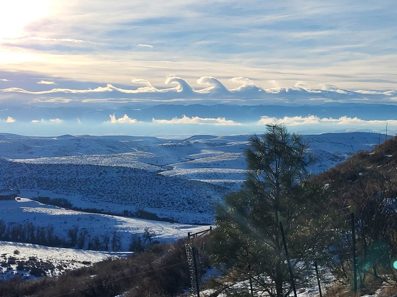 "Parte de la belleza de las nubes de Kelvin-Helmholtz es que realmente muestran la fluidez de la atmósfera", agregó el meteorólogo. "Cómo, como las olas en el océano, la atmósfera se mueve y responde al entorno que la rodea. El aire efectivamente se eleva y cae sobre sí mismo", describió.