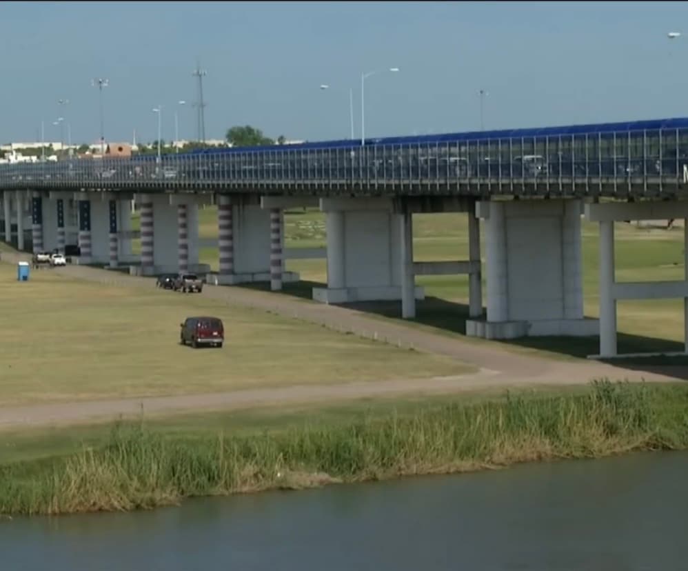 Horas antes, Mary Hernández había recorrido todo el puente internacional con su documento de identidad estadounidense y con su hija Victoria
<b>moribunda en sus brazos</b>, hasta donde estaban los agentes
<a href="https://www.univision.com/temas/frontera-eeuu-mexico">fronterizos. </a>
<br>