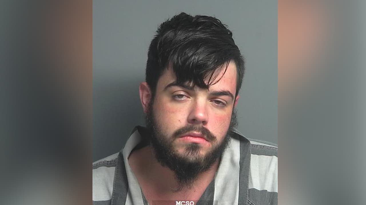 Austin Ray Enke, es señalado de agresión agravada con un arma mortal.