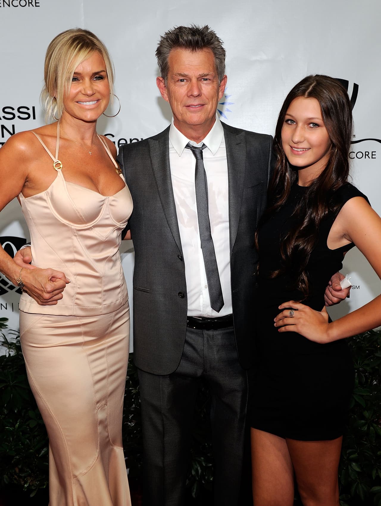 Yolanda Hadid, David Foster y Bella Hadid, 2010