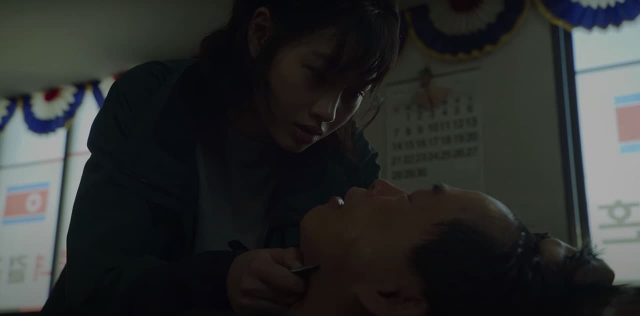 Sae-byeo entró al juego porque necesitaba el dinero para arreglar la situación migratoria de su familia en Corea del Norte. En la discusión con el agente migratorio, Sae-byeok lo amenazó con cortarle la garganta, pues se dio cuenta que estaba siendo estafada en el proceso.
<br>