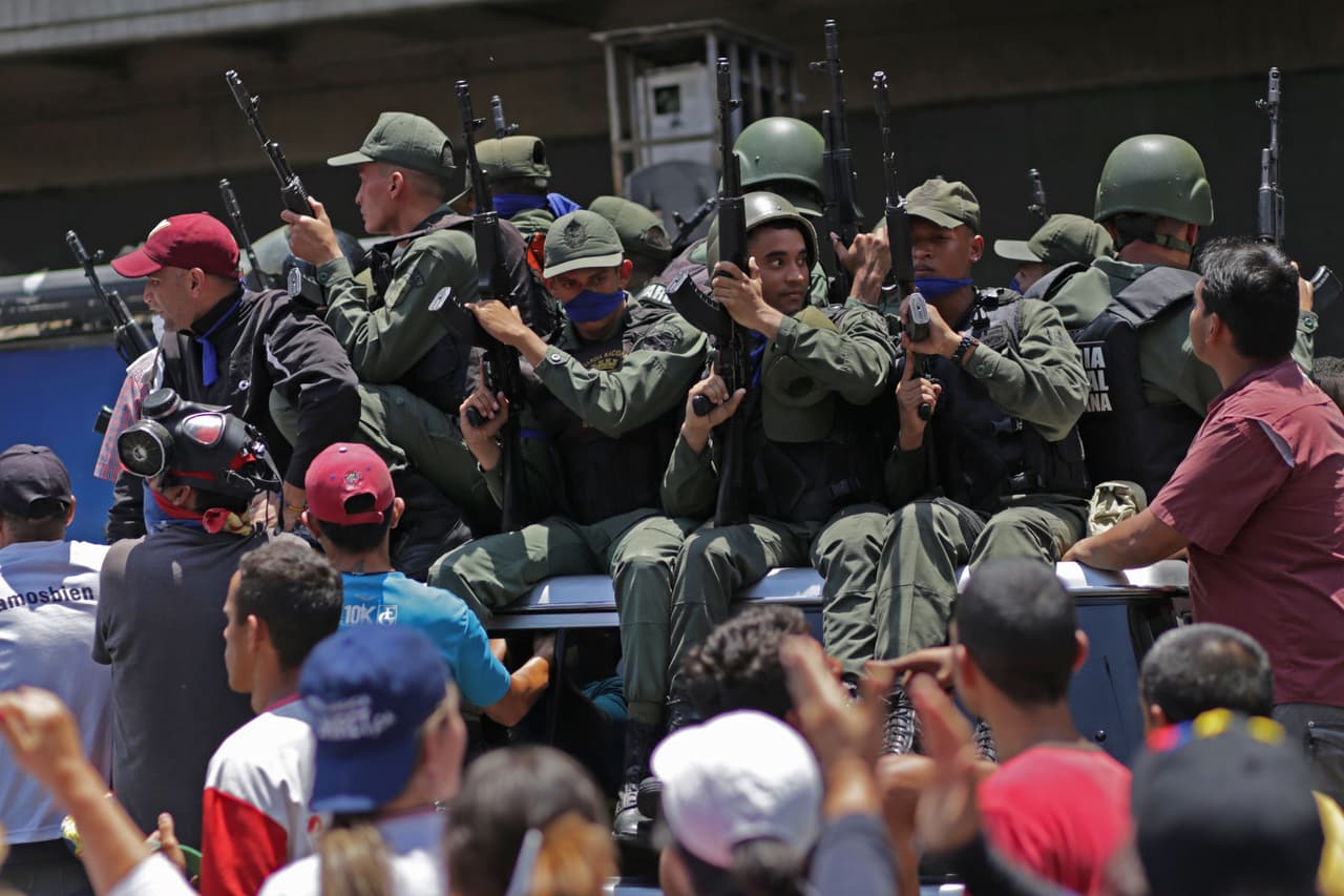 Militares leales a Guaidó acompañan a los civiles que manifiestan en las calles de Caracas.
<br>