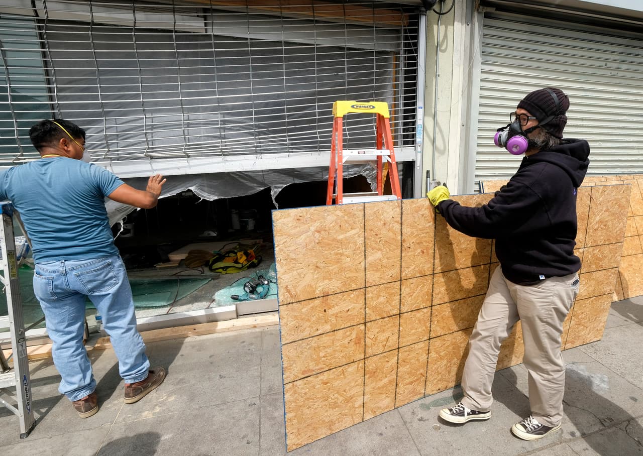 Otros colocaron láminas de madera para evitar volvieran a entrar a los negocios ya vandalizados durante las manifestaciones del sábado.
<br>