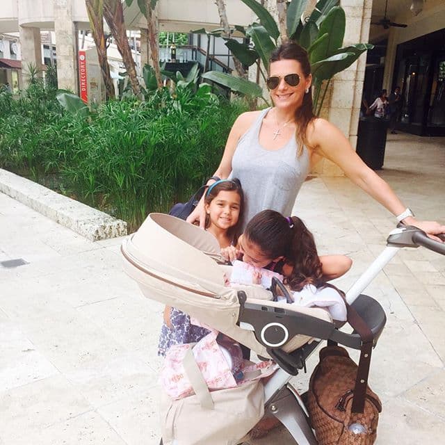 Sus hermanitas no dejan de besarla y abrazarla.