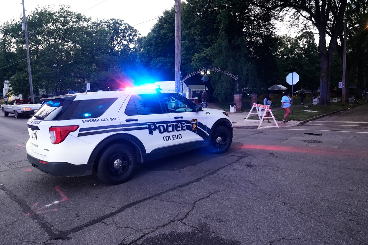 La policía busca a sospechosos del tiroteo en Ohio que dejó 12 heridos