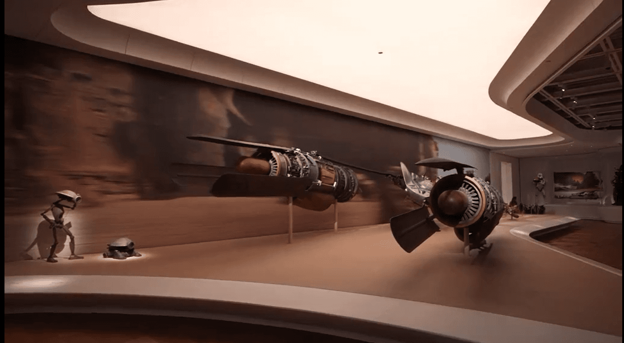 Una de las exhibiciones más esperadas es
<i>Star Wars in Motion</i>, que presenta diseños conceptuales, utilería y vestuario relacionados con las primeras seis películas de la saga.