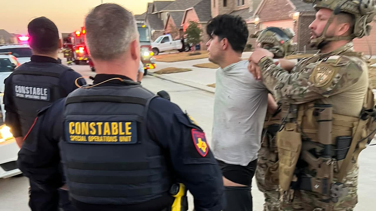 El sospechoso Pablo Patiño, de 28 años,
<b><a href="https://www.univision.com/local/houston-kxln/pablo-patino-sospechoso-atrincherarse-casa-spring?455" target="_blank">se atrincheró </a></b>el jueves en una casa de Spring, la prendió en fuego y finalmente se entregó a las autoridades.