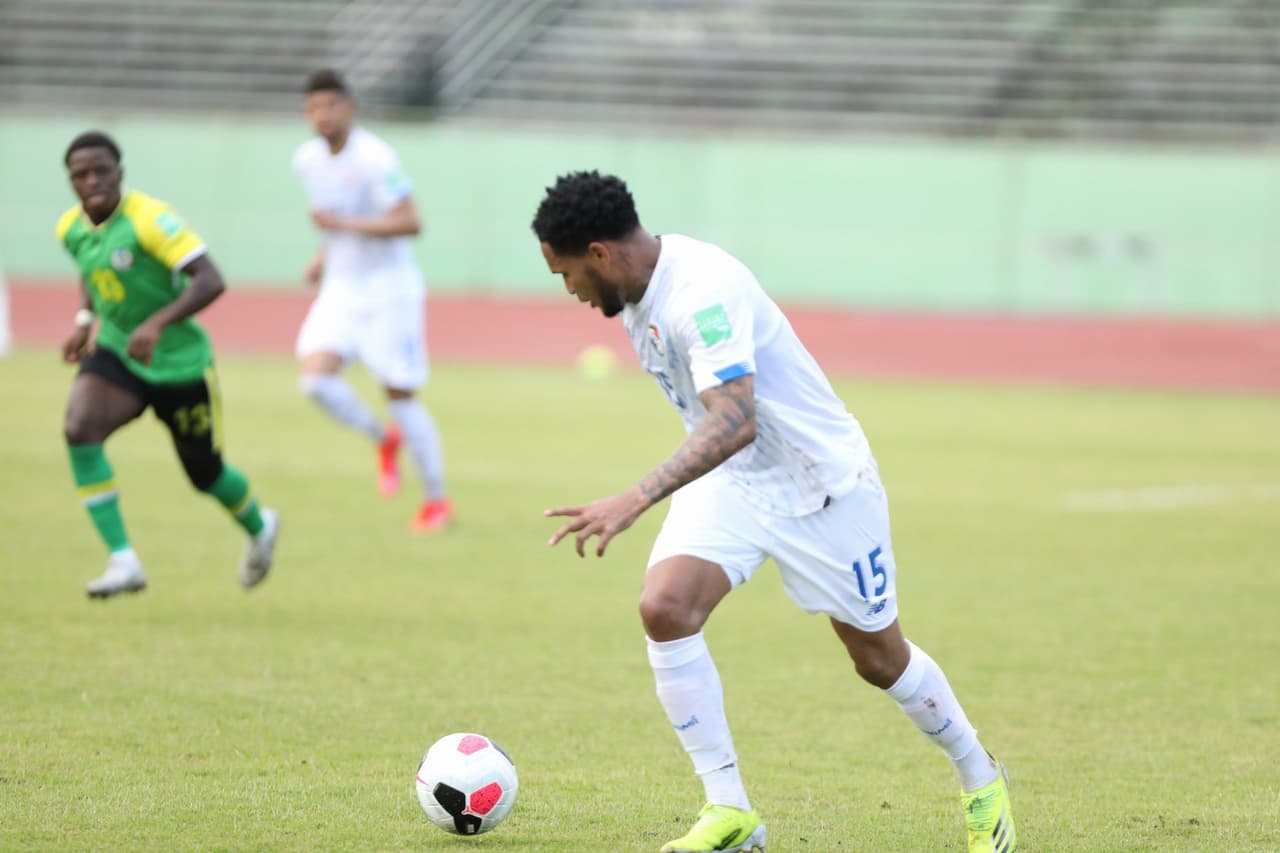 Panamá se impone a Dominica 2-1 en las eliminatorias de la CONCACAF rumbo a Catar 2022. El primer tanto fue un autogol de Briel Thomas, seguido de un gol de José Fajardo para darle el triunfo a los panameños. El gol en solitario para los dominicos fue por parte de Audel Laville, durante la primera ronda del Grupo D.