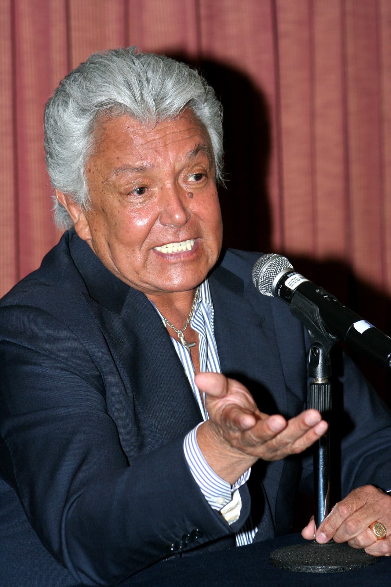 Durante años Enrique Guzmán ha mantenido una
<b>rivalidad con Alberto Vázquez </b>que ha terminado en
<b> insultos y golpes</b>. En 2006, los cantantes fueron parte de la gira 'Los cuatro grandes', en donde compartían el escenario con Angélica María y César Costa.
<br>