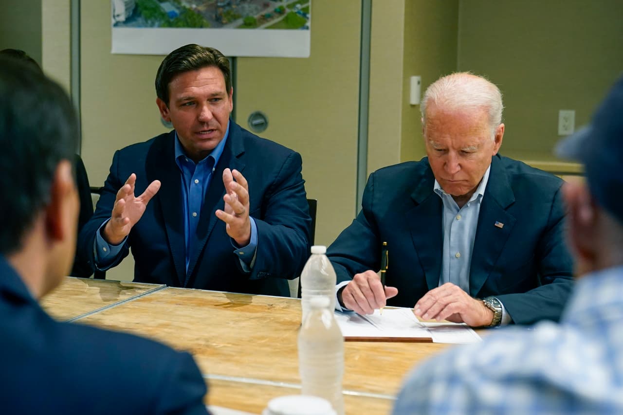En la reunión informativa, DeSantis, quien es un posible precandidato presidencial republicano para 2024, le dijo a Biden que la "cooperación ha sido excelente". El gobernador subrayó que la respuesta a la catástrofe "no solo ha tenido apoyo a nivel federal, sino que no hemos tenido burocracia".
<br>
<br>"¿Sabes lo bueno de esto?", le respondió Biden, “le permite a la nación saber que podemos cooperar. Eso es realmente importante".