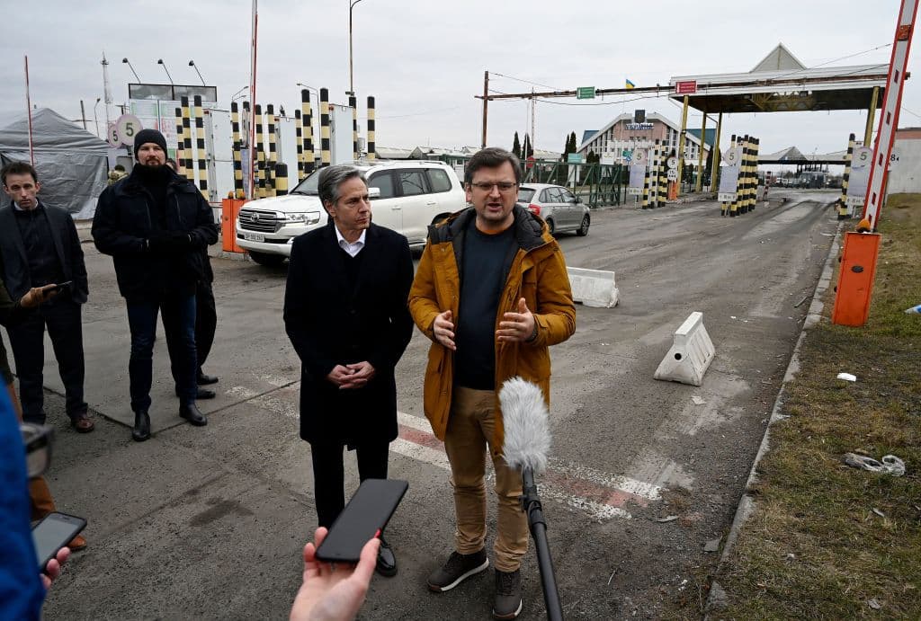 El secretario de Estado, Antony Blinken (izq), y el canciller de Ucrania, Dmytro Kuleba, hablan con los medios en un punto de la frontera entre Polonia y Ucrania el sábado 5 de marzo de 2022.