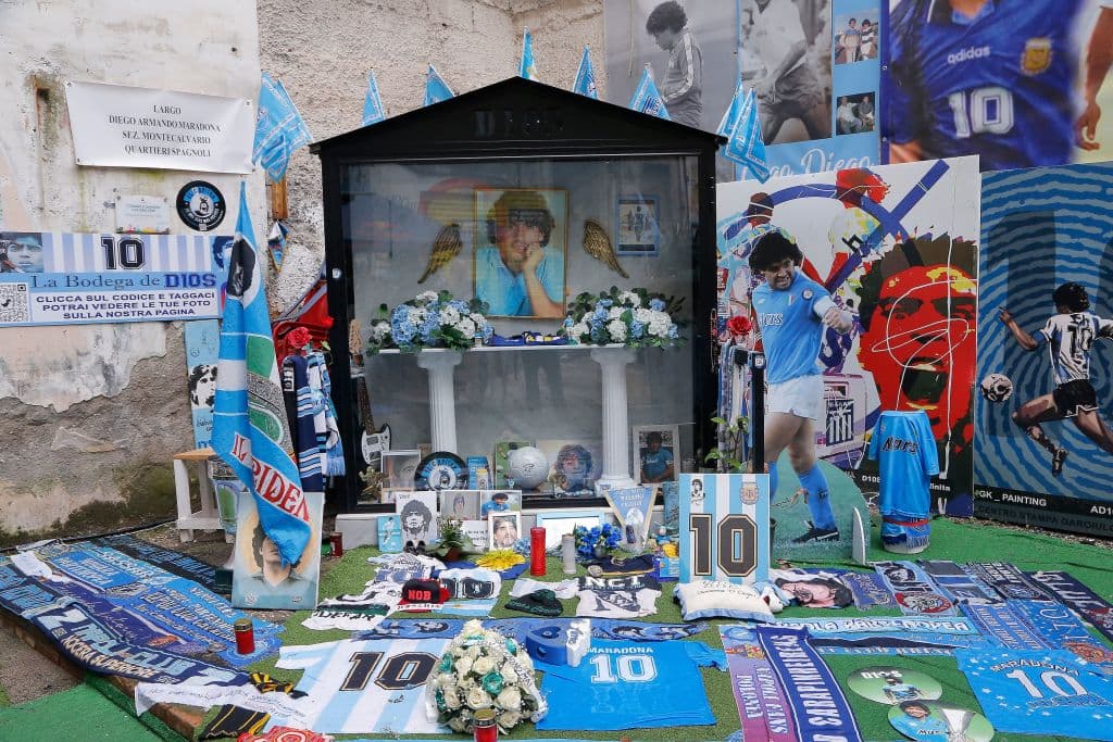 Se cumple un año de la partida de Diego Armando Maradona y el mundo del futbol lo recuerda con diferentes gestos, homenajes por parte de clubes y fanáticos y publicaciones en redes sociales; D10s sigue presente.