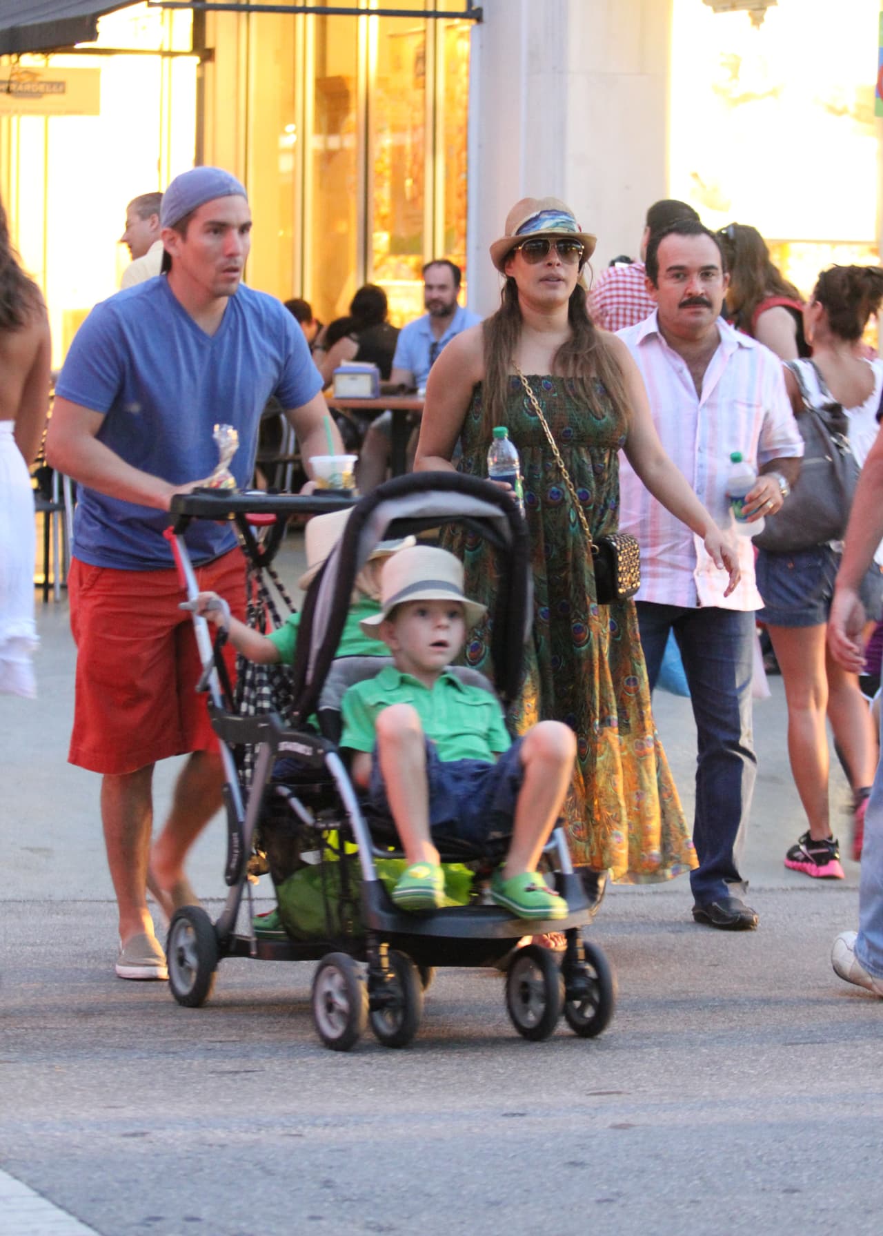 Desde que estaba embarazada, Galilea Montijo ensayaba con los hijos mayores de su esposo el arte de ser mamá.