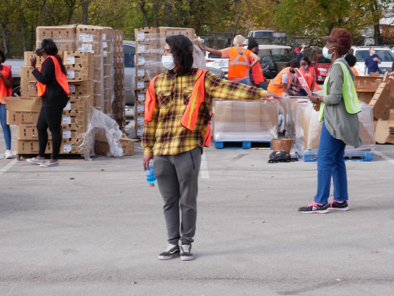 Las despensas fueron entregadas en la cajuela de los vehículos por orden de llegada.