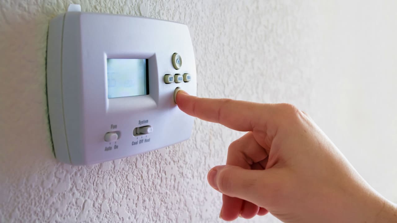 <h3 class="cms-H3-H3">Mantén el calor dentro de tu hogar 🛋️🌡️</h3>
<br>Para evitar la pérdida de calor, asegúrate de sellar las fugas de aire en puertas y ventanas, utilizando trapos o toallas enrolladas en la base de las puertas exteriores. Además, mantén la calefacción a una temperatura constante de al menos 68 °F (20 °C), especialmente durante la noche. Los cambios drásticos de temperatura pueden aumentar el riesgo de que las tuberías se congelen.