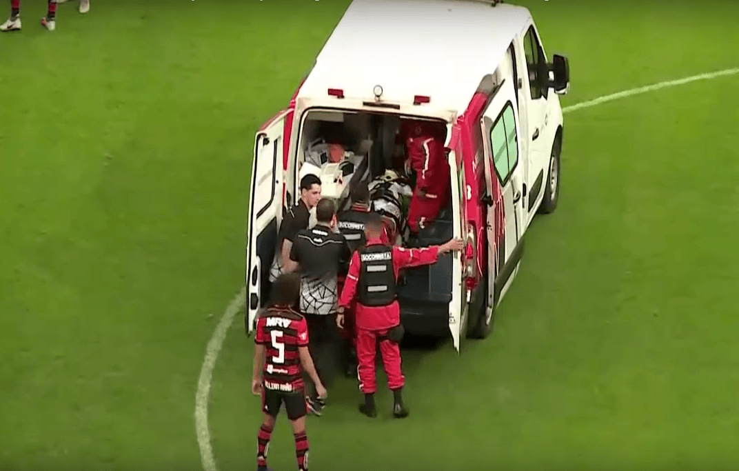 A pesar de la preocupación propia del momento, todo parecía volver a la normalidad con el futbolista en el vehículo.