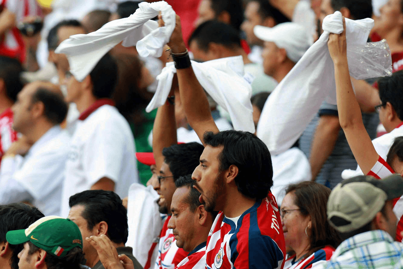 El público ondeó con fuerza los banderines blancos como parte de apoyo para Chivas.