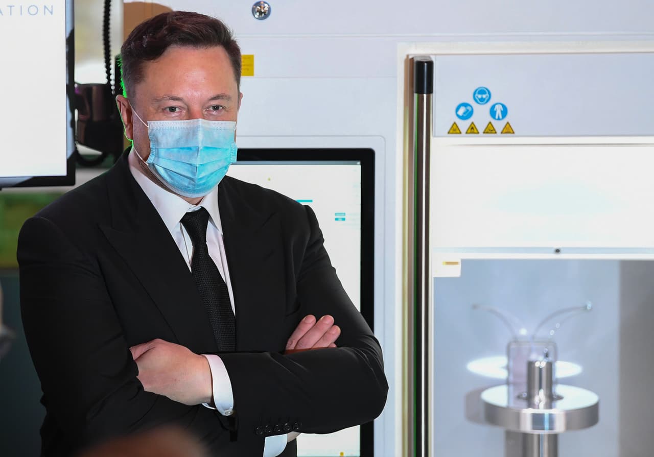 Elon Musk había expresado su descontento con la gestión de la pandemia de las autoridades californianas, a quienes incluso desafió al convertirse en uno de los últimos empresario en cerrar sus plantas pese a las recomendaciones sanitarias y en uno de los primeros en reabrirlas pese a las advertencias de los expertos médicos.