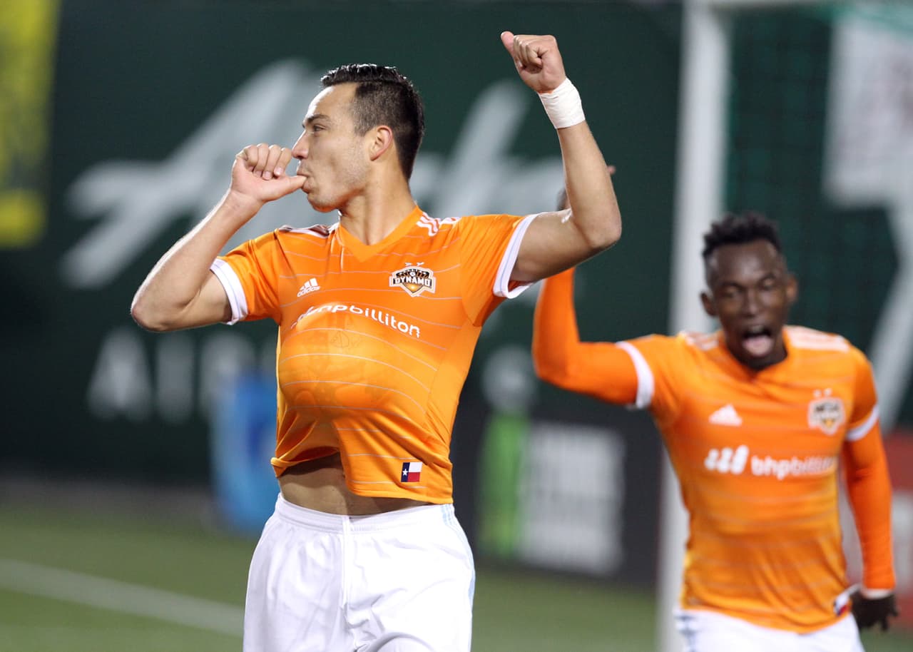 Erick Torres (Houston Dynamo, Chivas USA) – ‘Cubo’ es un centro delantero que se especializa en hacer goles, y eso es justamente lo que ha hecho en la MLS – goles. Torres es el máximo goleador mexicano en la MLS con un total de 29 goles, 22 marcados con el rebaño angelino y 7 con el Dynamo que actualmente lo tienen como líder de goleo.