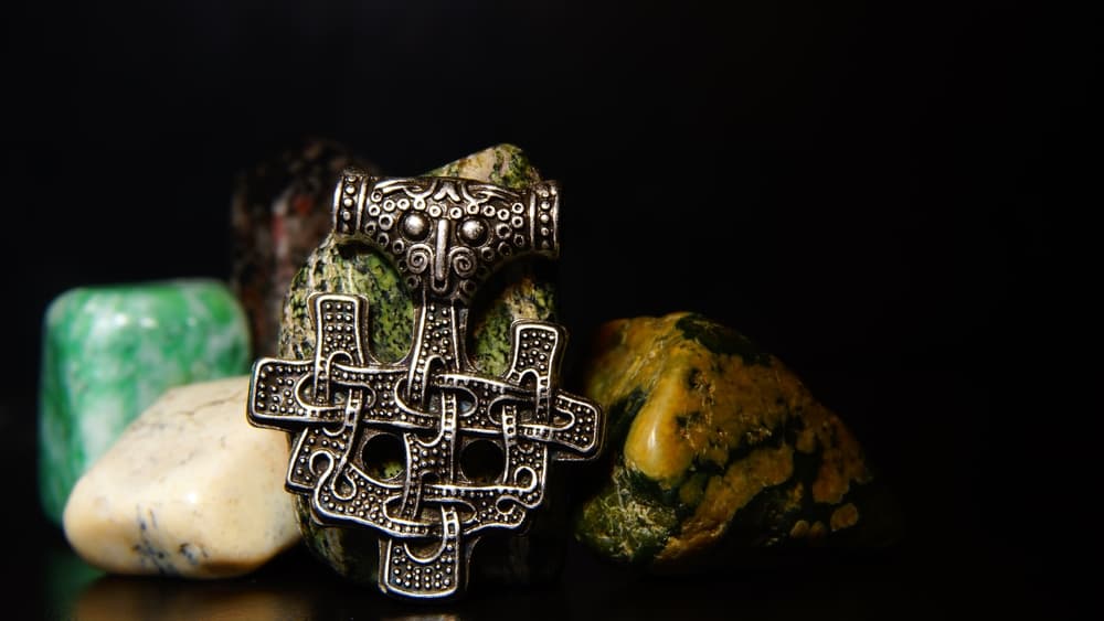 <h3 class="cms-H3-H3">Martillo de Thor</h3>
<br>Este es un poderoso objeto que otorga a quien lo usa la fuerza y la protección suficiente para hacer frente y alejar a los enemigos. Su energía t concede la fortaleza necesaria que tu espíritu para conseguir que las personas que te envidian caigan rendidas.
<br>
<br>
<br>
<br>