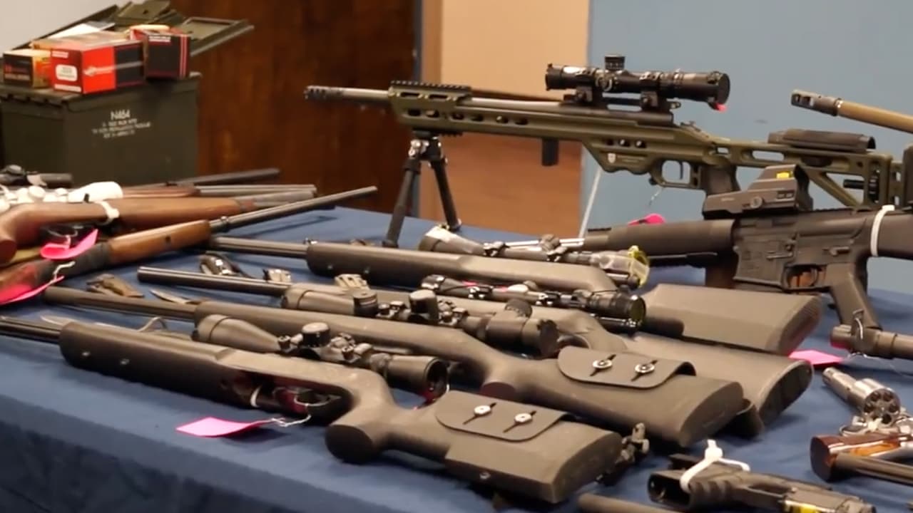 La policía también mostró 19 diversos rifles y escopetas decomisados en la propiedad del señalado.