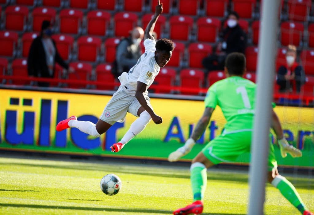 Alphonso Davies dispara pero Rafal Gikiewicz rechaza el balón.